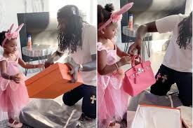 Cardi b et sa fille. Cadeaux De Compensation Fille De 2 Ans Kulture A Birkin Bag Cardi B Reagit Mlactu