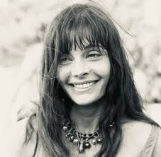 La série : ( "L'ombre d'un fils") 4 épisodes.saison 1 c'est disponible  Gratuitement sur France TV .🇫🇷 Après la disparition tragique de leur  petit garçon au Maroc, Harry et Robin, parents inconsolables,