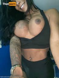 Patricia Bacelar peak shemale pleasure frozen in a single image with her mighty cock