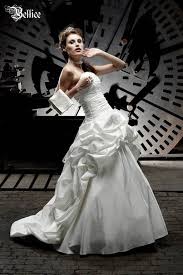 Brautkleider online shop, schneller versand. Extravagante Brautmode Und Ausgefallene Ballkleider Kurze Vokhuhila Hochzeitskleider Designerbrautmode Und Gehrocke Hochze Brautmode Hochzeit Kleidung Braut