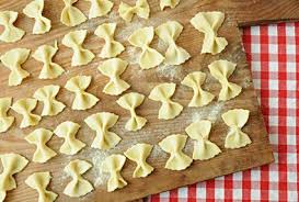 Pastaschule 7 Farfalle Selber Machen Gustinis Feinkost Blog Pasta Selber Machen Nudeln Selber Machen Ravioli Selber Machen