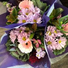Fresh flowers zu spitzenpreisen kostenlose lieferung möglich Seasonal Flower Bunch Pastel Pink Mauve Colours And Flowers Will Vary To Image Due To Seasonal Availability M S Enchanted Flowers