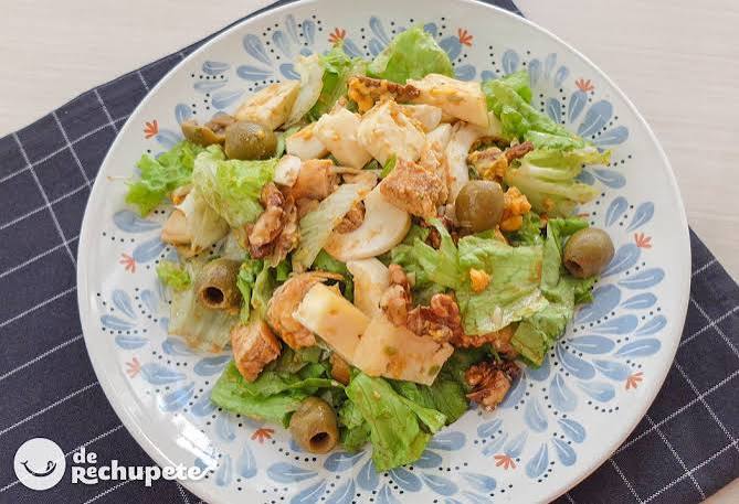 Ensalada de pollo con queso y nueces