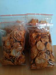 Basreng singkatan dari baso goreng yang terbuat dari pentol bakso sapi segar atau basreng mentah yang digoreng renyah dan ditaburi lada atau cabe bubuk (cabai powder) sangat cocok untuk sebagai cemilan atau makanan ringan dan enak juga. Harus Coba 3 Inovasi Gorengan Yang Kekinian Guebanget Com
