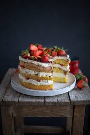 Mit einem leckeren kuchen oder einer selbstgemachten torte verschenkst du etwas leckeres in dem auch noch viel liebe steckt. Sommerliche Erdbeer Tiramisu Torte Traumtortchen Im Sommer
