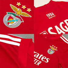 Sport lisboa e benfica comc mhih om, широко известный как бенфика , является профессиональным футбольным клубом, базирующимся в лиссабоне , португалия, который участвует в лиге примейра , высший дивизион португальского футбола. Forma Benfiki 21 22 Footykits Ru Vse O Futbolnoj Forme
