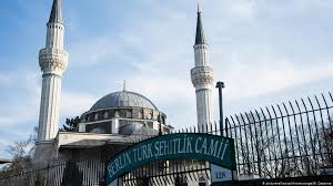 Berlin di̇ti̇b şehitlik camii dernek başkanı yakup ayar, bu yıl içinde camilerine benzer içerikli 6 mektup gönderildiğini ve hiçbirinde fail ya da faillerin. Berlin Eyaleti Camilerde Guvenlik Onlemlerini Artiracak Almanya Dw 25 02 2020
