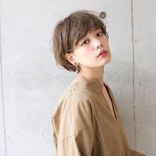 運命の美容師と出会う ヘアカタログlalaは 厳選した美容師だけを掲載したヘアカタログメディアです 技術 センス サービスにこだわるプロフェッショナルが 毎日のサロンワークでお客様に提案するリアルなヘアスタイルを掲載してい short hair styles thin