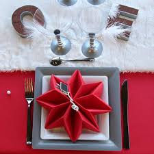 Decoration De Table Noel Rouge Argent Blanc Decorations Fetes Christmas Napkin Folding Christmas Napkins Napkin Folding