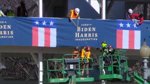 Lady gaga ha cantato l'inno nazionale americano alla cerimonia di insediamento di joe biden e kamala harris. Kfaoziklj9so7m