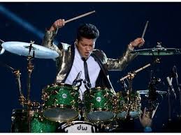 Après des concerts à lille et montpellier au printemps, la star américaine a consacré deux soirs de sa tournée à la capitale française en offrant un show digne des. Bruno Mars Superbowl Halftime Show 2014 Hd Ft Red Hot Chilli Peppers Bruno Mars Bruno Super Bowl