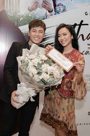 Là 2 ca sĩ khách mời mở màn cho sàn đấu ca từ mùa 5, duy khánh và gin tuấn kiệt chơi lớn khi cùng diện đồ đôi, vừa song ca vừa khiêu vũ đầy tình cảm trước sự phấn khích của toàn thể khán giả tại trường quay. Kháº£ Ngan Máº·c Kin BÆ°ng Ä'áº¿n Má»«ng Gin Tuáº¥n Kiá»‡t Ngoi Sao