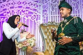 Listen to music from ziana zain like madah berhelah, anggapan mu & more. Ziana Muncul Mengejut Di Majlis Kahwin Berita Gaya Hidup Beritaharian Sg