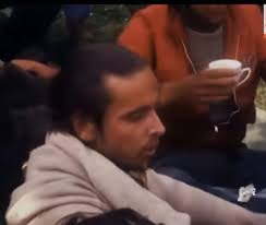 Daniel Fernández Strauch en "Los Maitenes" tras el rescate del primer grupo  de sobrevivientes el 22 de diciembre de 1972. A su derecha, con chaqueta de  color rojo, vemos a Carlos Páez