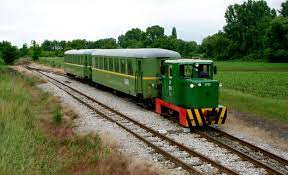 A nagyberek legszebb részeit szeli át, hangulatos kis falvakat, nádasokat és vadregényes erdős részeket érintve. Balatonfenyves Narrow Gauge Railway Wikipedia