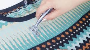 Tüylerin temizlenmesi için kullanılan yöntemlerden biri, jilet kullanmaktır. Giysilerdeki Tuylenme Nasil Temizlenir Wikihow