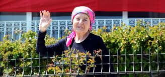 .ünlülerden fatma girik , annesi münevver girik (94) ve kardeşi müesser girik (71) ile birlikte sandığa gitti. Fatma Girik Bodrum Dan Istanbul A Donuyor Gocek Gazete