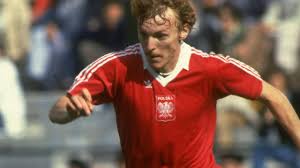 Niektórzy zawodnicy chodzili po boisku. Zbigniew Boniek Gralem Trzy Razy Szybciej Od Kazimierza Deyny Pilkarz100lecia Sport Tvp Pl