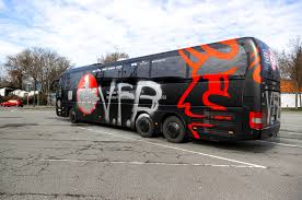 Auch bei den internetdiensten können wir unsere kunden umfassend beraten und die gewünschten leistungen. Vor Fck Spiel In Lubeck Bus Beschmiert Feuerwerk Vor Hotel Liga3 Online De