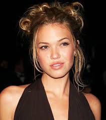 Mandy Moores Hair At The 2001 Vanity Fair Oscar Party Is Such A Look Throwback 00s 2000s Mandymoore Vani Mandy Moore Hair 2000s Hairstyles Aesthetic Hair