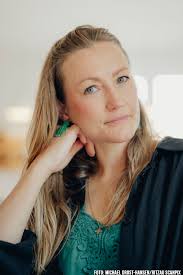 Beliggenhed, beliggenhed, beliggenhed' vendte tilbage denne uge, men efter  premieren har programmet fået kritik af seerne for flere ændringer. En af  dem som har stået for skud for kritikken er den nye