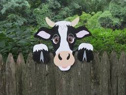 Vache Est Faite De Bois Et Attachee A Votre Cloture Ou La Porte Il Est Environ 20 X 23 Pouces Decor De Vache Animaux En Bois Decoration Jardin