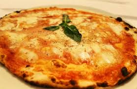 Da provare assolutamente la gioia con pomodoro, olio extra vergine, crema di basilico e burratina aggiunta dopo cottura. Bari 10 Pizzerie Da Provare Grouponmag