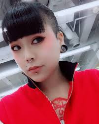 いいね 96件 コメント1件 ainico スタイリストさん teppei j のinstagramアカウント 刈り上げ女子スタイルです 毎月のメンテdayです アンダーは刈り上げて 2ブロックスタイルです 今回は1mm以下まで刈っちゃいました 彼女の個 ツーブロ 女子 刈り上げ