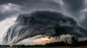 Wały szkwałowe, zwane inaczej chmurami szelfowymi (shelf cloud) to przypominająca ścianę, falę lub rolkę formacja chmurowa, często widoczna na czele układów. Mroczny Wal Szkwalowy W Okolicach Ostrowi Mazowieckiej Ostrow Mazowiecka