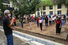 Menghasilkan karya ilmiah bermutu di bidang ekonomi dan bisnis. Tak Bisa Pulang Karena Corona Mahasiswa Uksw Salatiga Dapat Bantuan Pangan