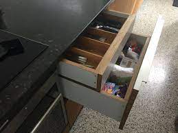 detail basiskast van ikea lades op maat gemaakt met blinde besteklade binnenin ikea keukens lades