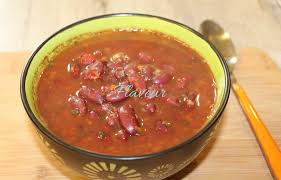 Fasolea e mancarea saracului se spune, dar este apreciata si pe masa ciorba de fasole, de post sau cu afumatura, reteta traditionala, reteta simpla, ieftina si atat de gustoasa. Ciorba De Fasole Rosie Flaveur