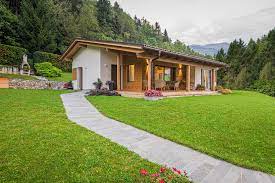 Una volta pronte le fondamenta la casa rubner viene montata in loco in pochi giorni e successivamente iniziano i lavori interni. Rubner Haus Photos Facebook