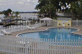 Our 54 room resort right on the main river features comfortable accommodations right on the homosassa river giving you the true feel of old florida. Waterfront Swiming Pool Picture Of Florida Cracker Riverside Resort Homosassa Springs Tripadvisor