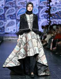 Contoh model gaun pesta ivan gunawan modern terpopuler ini merupakan busana kebaya dengan desain modern serta model terbaru yang dirancang oleh desainer ivan gunawan.gaun ini memiliki desain yang exklusif dan elegan, karena memang ditujukan untuk orang papan atas yang berkantong tebal. Manjha Hijab By Ivan Gunawan Sugar Cream A Beautiful Life Deserves A Beautiful Home