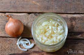 Bei husten und halsschmerzen helfen zwiebelsaft und rettichsaft mit honig. Die Zwiebel Unser Liebstes Hausmittel Aus Der Kuche Gegen Erkaltungen Co Vollwert Blog