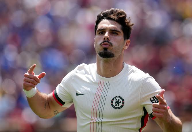 Manchester City siap bajak Pedro Neto dari Chelsea