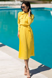 Berikut ini pilihan warna baju selain warna hitam yang bisa membuat terlihat kurus dan ramping. 100 Produk Baru Pakaian Kuning Trend Fesyen Trend Gaya