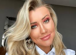 Ana Paula Siebert fica insatisfeita com cirurgia no nariz e toma decisão