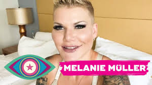Sie wohnt zusammen mit geliebten in einem haus im leutkirch. Melanie Muller Ich Brauche Die Schei Ss Kohle Promi Big Brother 2021 Sat 1 Youtube