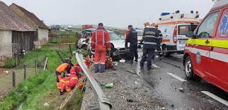 Un autoturism şi un autotren au fost implicate. Foto Accident Mortal Pe Dn1 BraÈ™ov FÄƒgÄƒraÈ™ La VlÄƒdeni O TanÄƒrÄƒ A Murit DupÄƒ Impact Intre Un Autoturism È™i Un Autocar Romania24 Ro