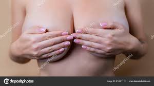 Payudara Besar Close Wanita Telanjang Seksi Berpose Terisolasi Latar  Belakang — Foto Stok © redjy_r 614291112