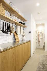 キッチンの背面には オークと白を基調に飾り棚のあるカウンターを造作 奥にはパントリーも設けた キッチン 背面収納 キッチン 収納棚 造作 キッチンデザイン