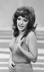 Алла борисовна, как всегда в последнее время, удивила нарядом. Molodaya Alla Pugacheva Poisk V Google Celebrities Actors Music