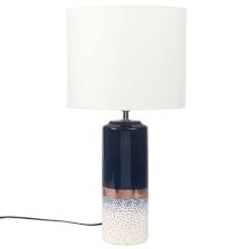 Je krijgt geen geld terug en na wekelijks bellen wordt er niets geregeld het is schandalig hier gaan mensen echt failliet aan met het niet terug krijgen van geld. Lampe Aus Blauer Keramik Mit Motiven Und Ecrufarbenem Lampenschirm Maisons Du Monde Keramik Lampen Blaue Keramik Lampe
