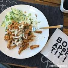 Selbstgemachtes Hahnchen Gyros An Gurkensalat Essen Ohne Kohlenhydrate Rezept Hahnchen Gyros Hahnchen Gyros Rezept Gurkensalat