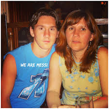El atacante argentino se está desplazando en jorge messi también ha admitido que su hijo está muy afectado por su salida de la que ha sido su. Lionel Messi Wiki 2021 Girlfriend Salary Tattoo Cars Houses And Net Worth