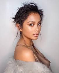 Morena Beauty Ylona Garcia Uses Air Optix Colors Pure Hazel To Compliment Her Skin S Golden Glow Contactlenses Tan Skin Makeup Hair Color For Morena Beauty