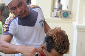 Misalnya kita yang potong rambut di hari minggu tandanya ingin mendatangkan nasib sial, hari senin ingin memotong kesehatan, dan hari selasa sebagai pertanda memotong kemakmuran. Terjaring Razia Syariat Islam Anak Punk Dan Lgbt Dicukur Rambut