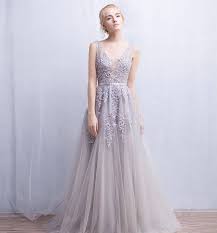 Puoi decidere se individuare il tuo abito da sposa insieme con il tuo futuro marito o se, nel rispetto della tradizione, sorprenderlo il giorno in cui lo raggiungerai nella location scelta per la celebrazione della cerimonia. So Chic Spose Ø¹Ù„Ù‰ ØªÙˆÙŠØªØ± Grigio Perla Abito Da Cerimonia Nozze Evento Roma Matrimonio Abitodasposa Atelier